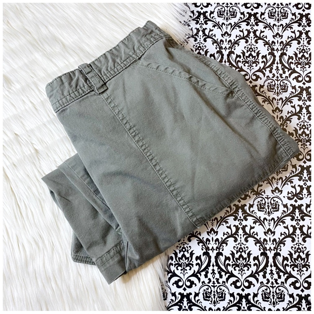 Karen Scott : size : 10 : pale olive green bermuda spring summer cargo shorts